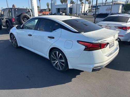 2021 Nissan Altima SR FWD