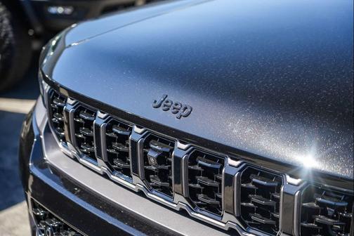 diamond black crystal pearlcoat 2026 Jeep Grand Cherokee Summit
