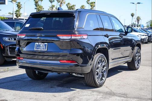 diamond black crystal pearlcoat 2026 Jeep Grand Cherokee Summit