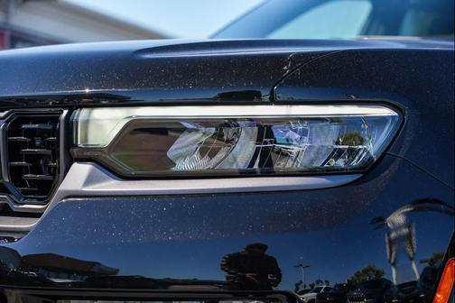 diamond black crystal pearlcoat 2026 Jeep Grand Cherokee Summit