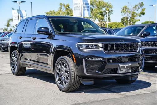 diamond black crystal pearlcoat 2026 Jeep Grand Cherokee Summit