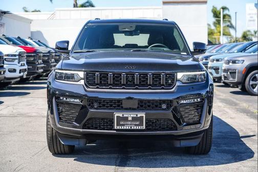 diamond black crystal pearlcoat 2026 Jeep Grand Cherokee Summit
