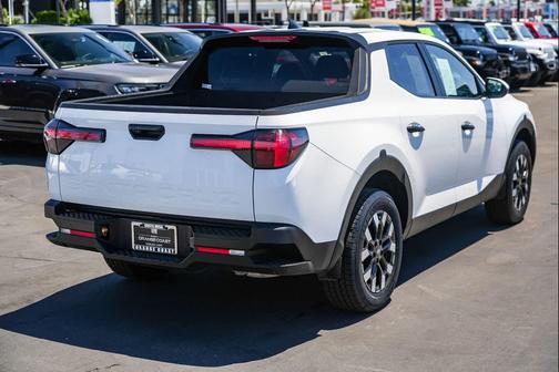 Atlas White 2025 Hyundai SANTA CRUZ SE