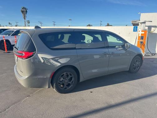2022 Chrysler Pacifica Hybrid Limited