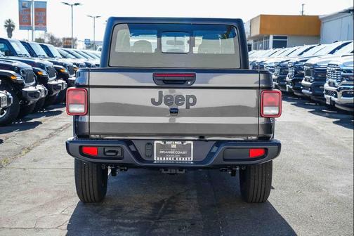 Granite Crystal Metallic Clearcoat 2026 Jeep Gladiator Sport