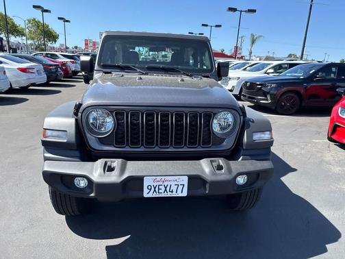 Granite Crystal Metallic Clearcoat 2026 Jeep Wrangler Sport