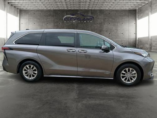 2021 Toyota Sienna XLE 8 Passenger
