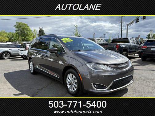 Granite Crystal Metallic Clearcoat 2017 Chrysler Pacifica Touring-L