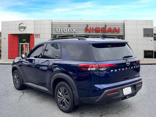 2022 Nissan Pathfinder SV