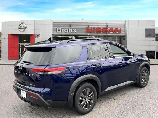 2022 Nissan Pathfinder SV