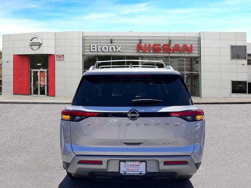 2023 Nissan Pathfinder SL