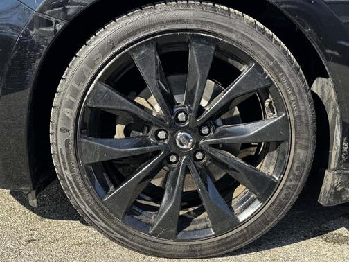 2022 Nissan Maxima SR