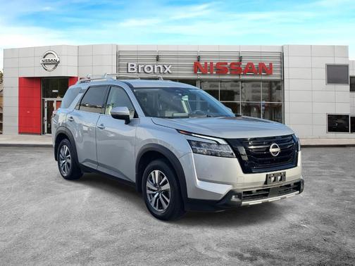 2022 Nissan Pathfinder SL