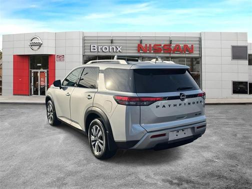 2022 Nissan Pathfinder SL