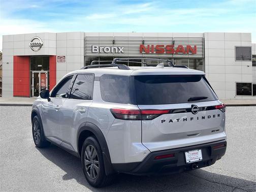 2022 Nissan Pathfinder SV