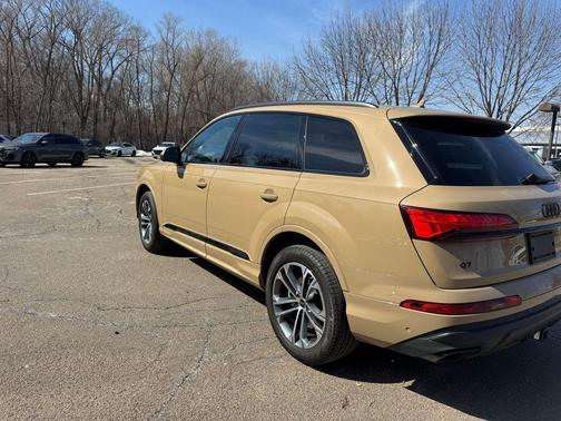 Sakhir Gold Metallic 2025 Audi Q7 45 Premium Plus