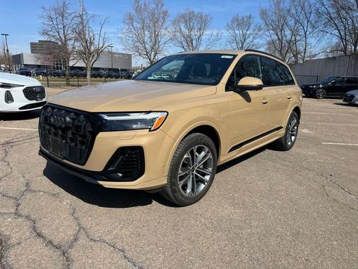 Sakhir Gold Metallic 2025 Audi Q7 45 Premium Plus