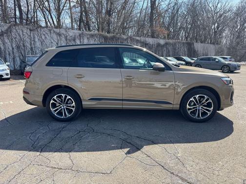 Sakhir Gold Metallic 2025 Audi Q7 45 Premium Plus