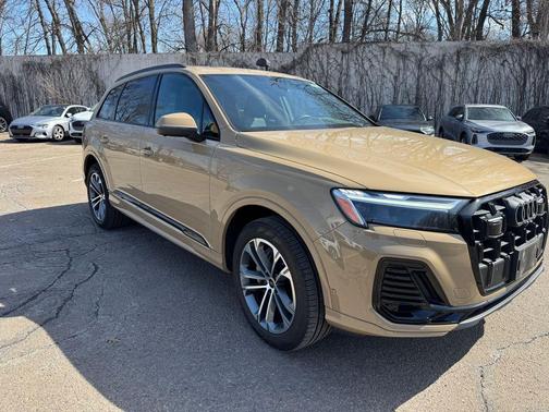 Sakhir Gold Metallic 2025 Audi Q7 45 Premium Plus
