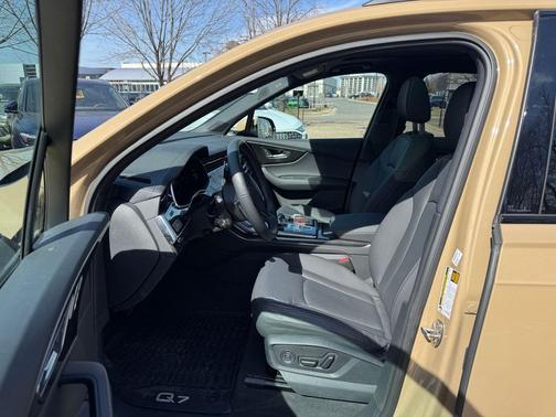 Sakhir Gold Metallic 2025 Audi Q7 45 Premium Plus