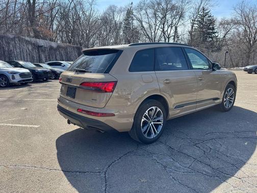 Sakhir Gold Metallic 2025 Audi Q7 45 Premium Plus