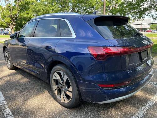 2022 Audi e-tron Premium Plus