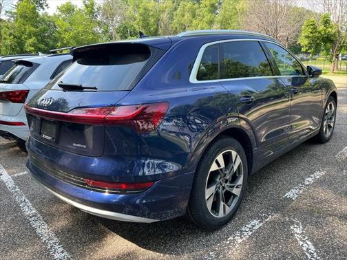 2022 Audi e-tron Premium Plus