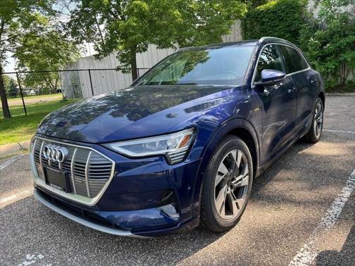 2022 Audi e-tron Premium Plus