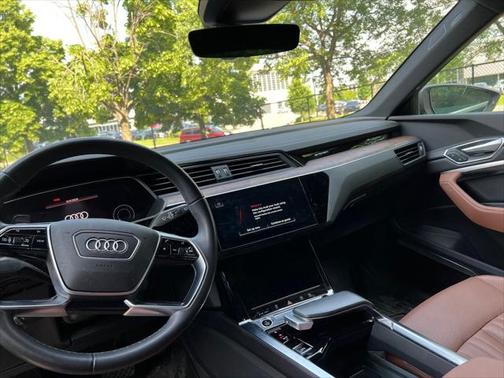 2022 Audi e-tron Premium Plus