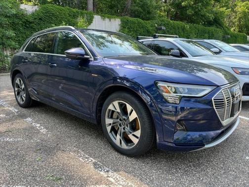 2022 Audi e-tron Premium Plus