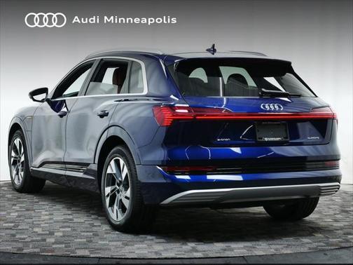 2022 Audi e-tron Premium Plus