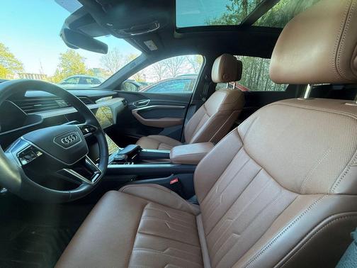 Plasma Blue Metallic 2024 Audi Q8 e-tron Prestige