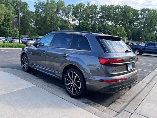 Samurai Gray Metallic 2024 Audi Q7 55 Premium Plus
