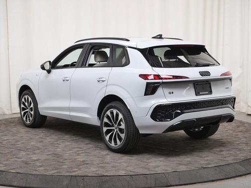 Glacier White Metallic 2026 Audi Q3 TFSI quattro S tronic