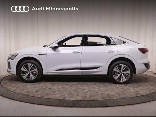 Glacier White Metallic 2024 Audi Q8 e-tron Premium Plus