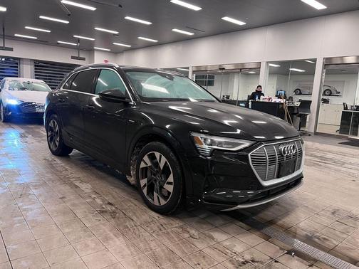 2021 Audi e-tron Premium Plus