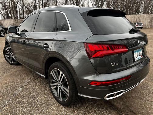 Daytona Gray Pearl Effect 2020 Audi Q5 Premium Plus 55 TFSI e quattro S tronic