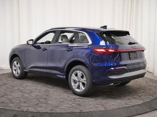 Navarra Blue Metallic 2026 Audi Q5 Premium TFSI quattro S tronic