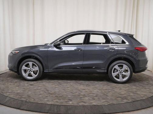 Tambora Gray Metallic 2026 Audi Q5 Premium Plus TFSI quattro S tronic