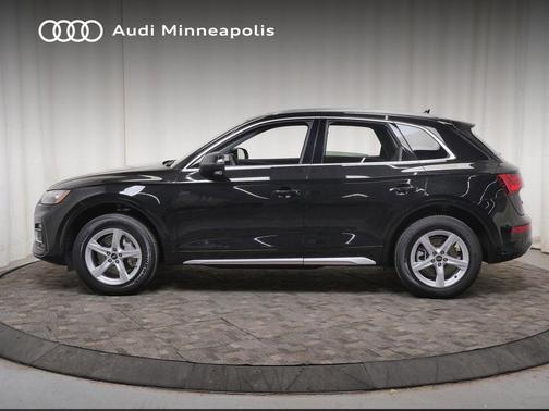 Mythos Black Metallic 2023 Audi Q5 40 Premium