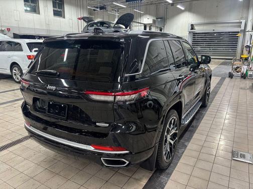 2022 Jeep Grand Cherokee Summit