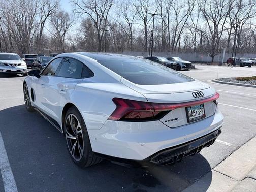 Suzuka Gray Metallic 2022 Audi e-tron GT Prestige