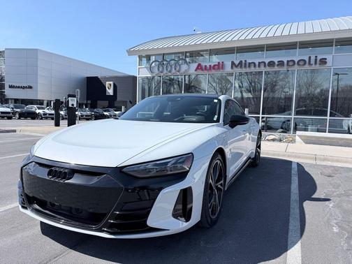 Suzuka Gray Metallic 2022 Audi e-tron GT Prestige