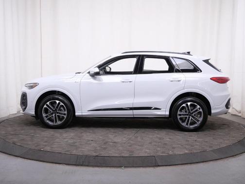 Glacier White Metallic 2026 Audi Q5 Premium TFSI quattro S tronic