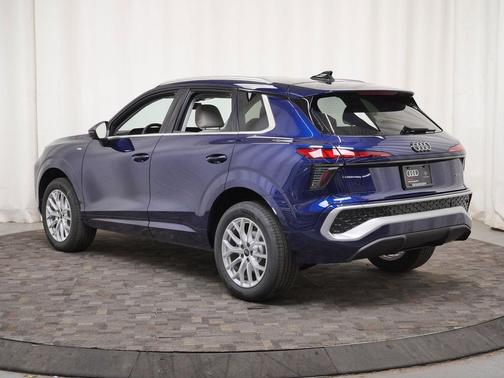 Navarra Blue Metallic 2026 Audi Q3 TFSI quattro S tronic