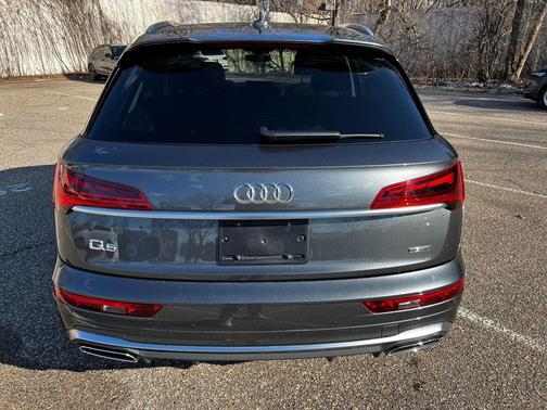 Daytona Gray Pearl Effect 2023 Audi Q5 45 S line Premium Plus