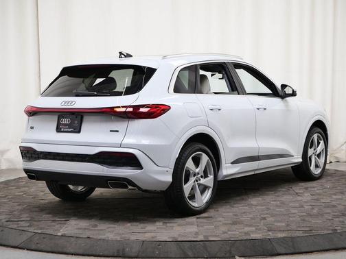 Glacier White Metallic 2026 Audi Q5 Prestige TFSI quattro S tronic