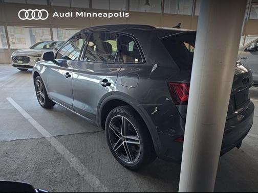 Daytona Gray Pearl Effect 2023 Audi Q5 e 55 S line Prestige