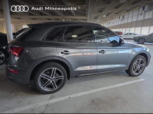 Daytona Gray Pearl Effect 2023 Audi Q5 e 55 S line Prestige
