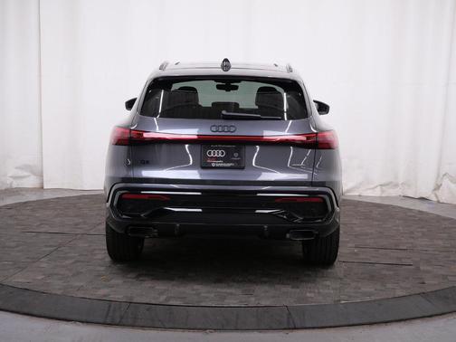 Daytona Gray Pearl Effect 2026 Audi Q5 Premium Plus TFSI quattro S tronic
